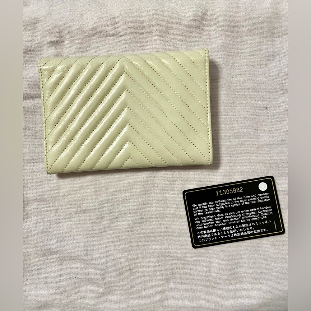 CHANEL V Clutch / Wallet on Chain - Picture 2 of 14